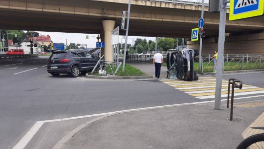 Перевернулась на бок! 