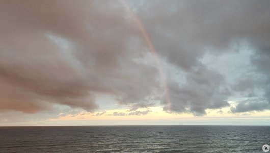 На берегу Калининграда было замечено необычное явление — монохромная радуга