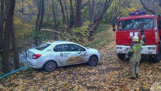 «Оп! Новый поворот!» Водитель такси потерял управление и упал в кювет возле форта Восточный в Балтийске