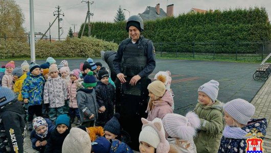Сотрудники полиции из Гурьевска посетили детский сад №7 «Семицветик», чтобы рассказать детям о своей профессии