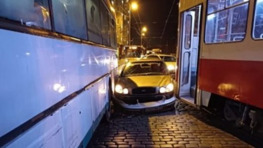 Утром на Ленинском проспекте случилась авария с участием 3-х транспортных средств