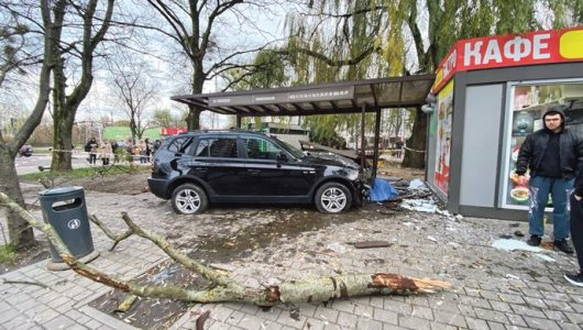 «Пьяным за рулем не ездил!» Дочь водителя  BMW , который на полной скорости влетел в остановку на Киевской, оправдывает отца. 