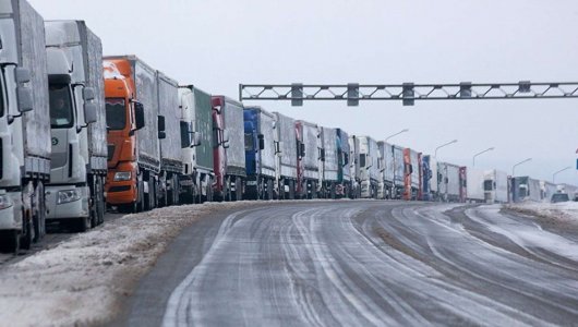 Затор на литовской границе , на утро воскресенья в очереди стоит около ста фур. 