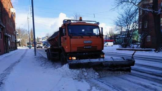 Машины «Чистоты» в Калининграде медленно достигают своих участков из-за пробок в городе