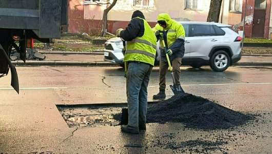 При ремонте дорог в Калининграде дорожники укладывают асфальт в лужи