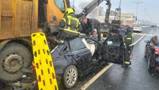 Возле Зеленоградска произошло серьезное ДТП, где многотонный грузовик с камнями смял под собой легковушку