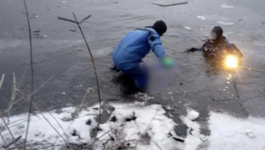 Ради рыбы пойдут на все! Рыбак провалился под лед и провел в воде больше получаса. 