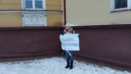 В одиночку против запретов на аборты. В Калининграде прошел одиночный пикет у Драмтеатра. 