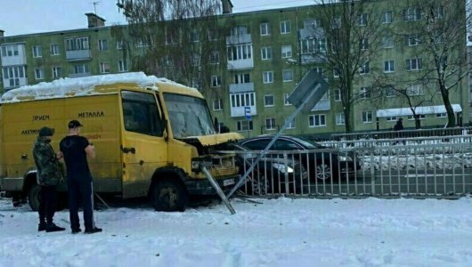 На Шатурской улице жёлтый микроавтобус столкнулся с забором