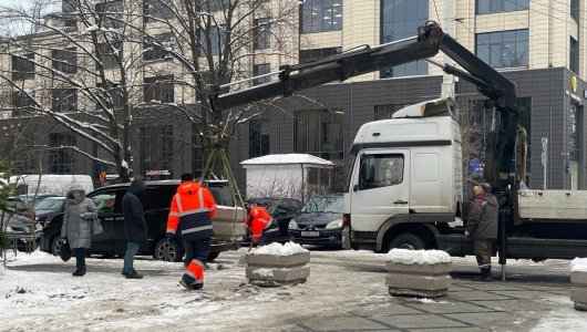 В Калининграде вазами перекрыли парковку на Театральной улице