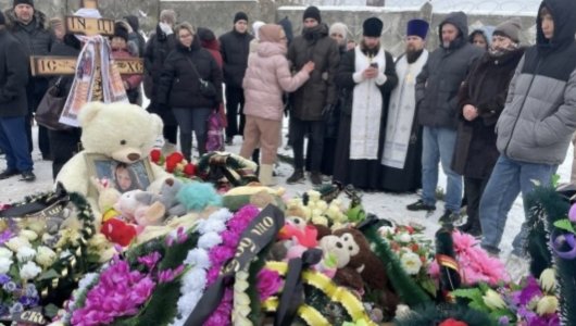 «Отпустите уже мою дочь!»  Сегодня в Брянске простились с девочкой Машей , которую застрелила ее одноклассница. На похоронах дежурили две скорые. 