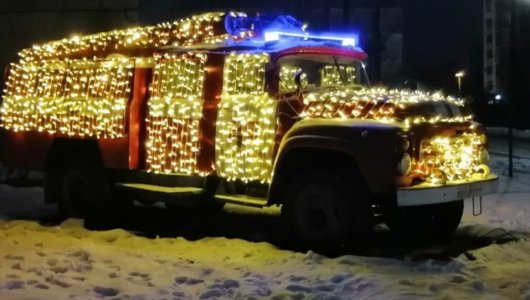 Пожарные украсили свой спецтранспорт в Калининградской области как новогоднюю ёлку