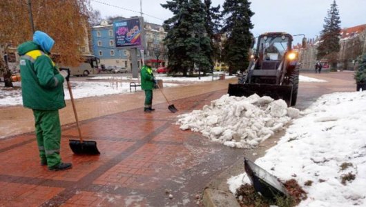 Дворники в Калининграде более эффективно убирают снег с тротуаров, чем в Москве на Красной площади