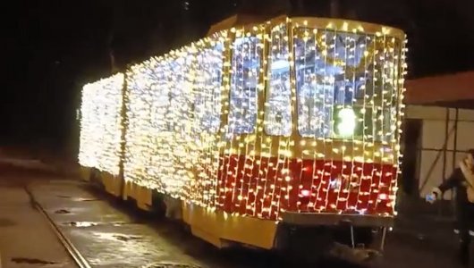 В Калининграде начал курсировать новогодний трамвай №5 (ВИДЕО)