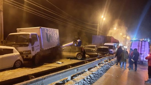 В Иркутске произошла массовая авария, в которой столкнулись 18 машин и рейсовый автобус (ВИДЕО)