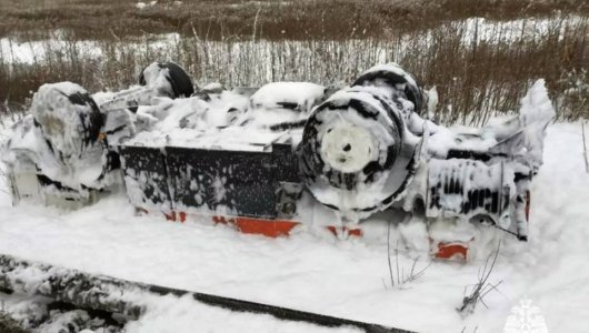 Под Гурьевском грузовой автомобиль с дизельным топливом вылетел с дороги (ВИДЕО)