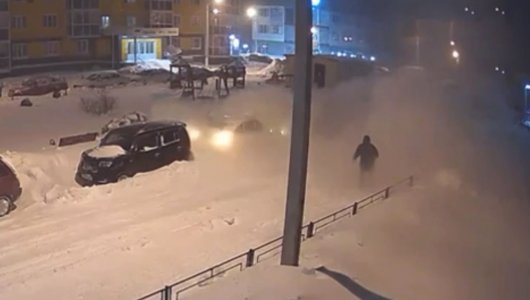 В Воронеже упавший снег чуть не оборвал 2 жизни (ВИДЕО)