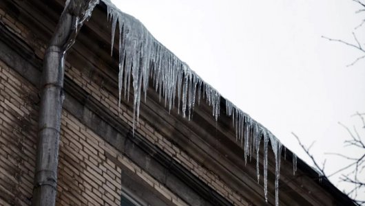 В Брянске сосульки с крыши чуть не убили мужчину, его госпитализировали