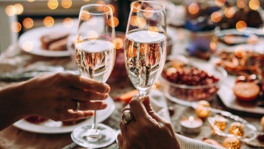 Новогодний стол: разгрузка и польза сухого вина, низкокалорийных блюд и закусок. Нутрициолог объясняет 