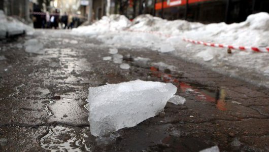 На маму с коляской, в которой находился ребенок, упала глыба льда в Петербурге. Коляска от удара развалилась