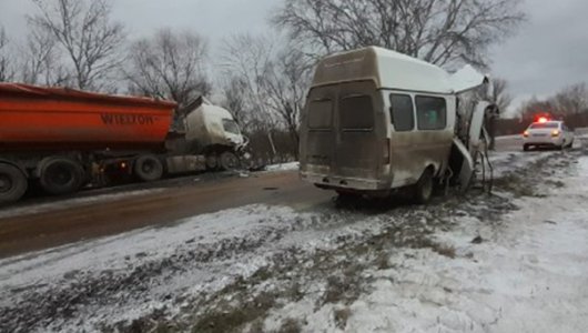 «Раскромсало половину машины от удара» Под Воронежем грузовик столкнулся с микроавтобусом