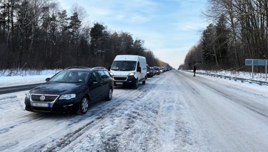 За деньги можно купить все? До чего дошли люди в очереди на выезде из Калининградской области?