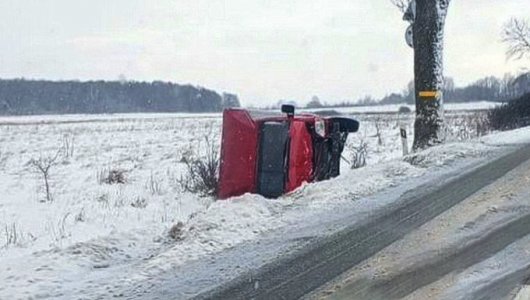 Дорожные условия оставляют желать лучшего. В Правдинском районе перевернулась машина