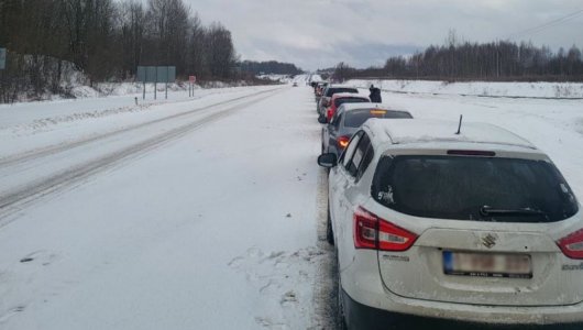 Добро на границе: полиция помогает людям, стоящим в очереди на выезд из Калининграда