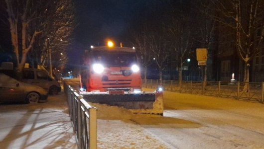 «Возвращают на базу только для дозаправки реагентами» Как работают дорожные службы в Калининграде, чтобы устранить последствия снегопада?