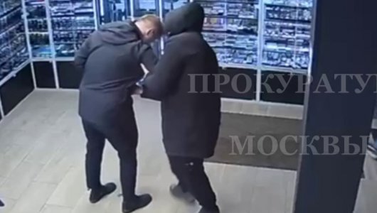 Ограбил человека при помощи штопора?! Странный инцидент в Москве попал на камеру (ВИДЕО)