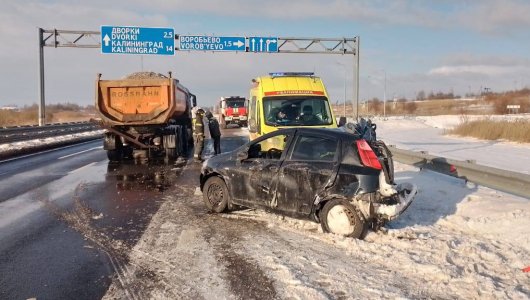 На трассе под Калининградом произошло жуткое ДТП с участием грузовика и легковушки. Какие последствия? Подробности