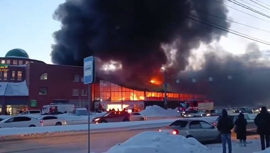 Зарево от огня видно за несколько километров! Масштабный пожар на рынке в Челябинске. Есть ли пострадавшие? (ВИДЕО)