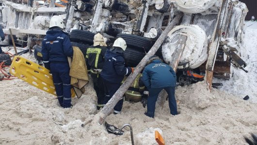 Страшное ДТП: Многотонный грузовик накрыл легковой транспорт, есть пострадавшие (ВИДЕО)