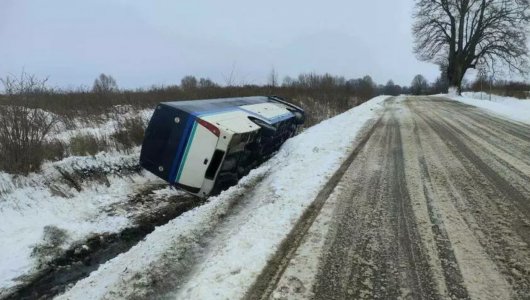 Рейсовый автобус улетел в кювет по дороге в Гусев