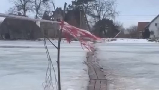 Доски на льду стали единственной надеждой для жителей острава Матросово (ВИДЕО)