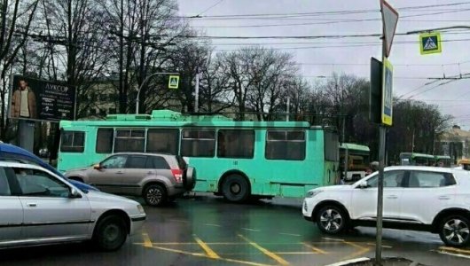 Сейчас парализовано движение на одной из дорог в Калининграде, трамваям пришлось изменить маршрут. Подробности происшествия