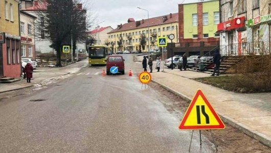 Включила заднюю передачу, поехала и протаранила пенсионера. В Немане случилось ДТП с участием пешехода