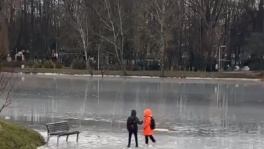 Дети рисковали жизнью, чтоб сдвинуть лавку