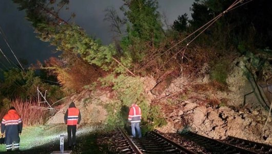 В Туапсе земля ушла из под ног и парализовала ЖД пути