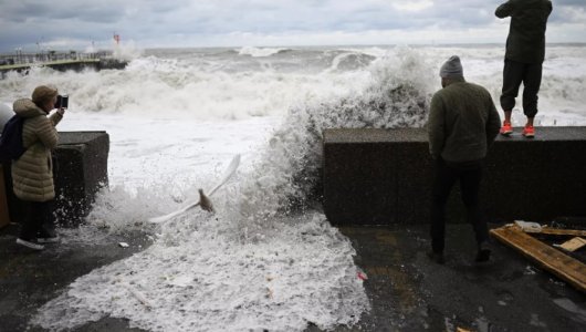 Штормы смывают пляжи Сочи: 400 рабочих вышли на ликвидацию последствий шторма