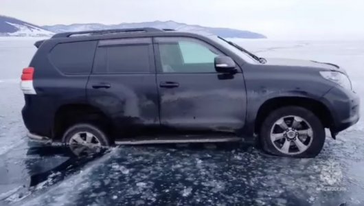 Трещины на льду Байкала поглотили пару автомобилей