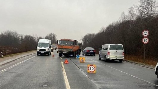 Хотел объехать ДТП, а в итоге влетел прямо в грузовик. Есть пострадавшие. Авария в Калининграде 