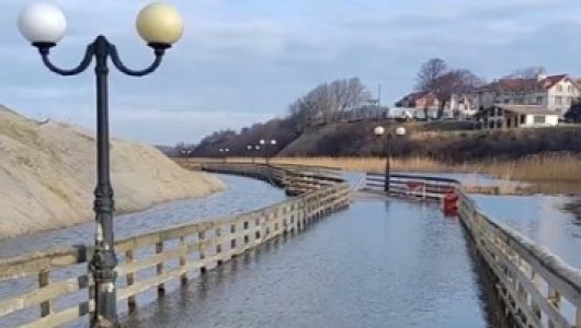 Почему, по мнению властей, затопило променад в Янтарном