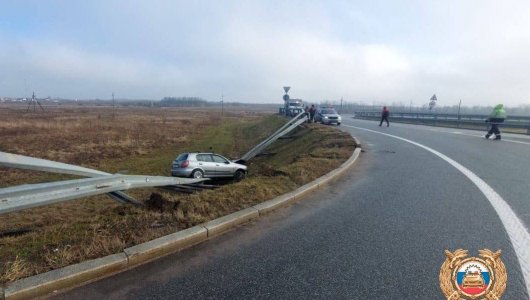 Улетел в кювет и снес ограждение - что случилось с водителем на Приморском кольце