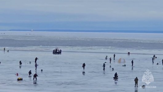 «Сидишь себе, рыбачишь, а потом хоп и ты уже в Финском заливе» Десятки рыбаков оказались оторваны от суши (ВИДЕО)
