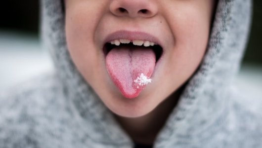 Почему все-таки стоит начать чистить язык скребком. Опытный стоматолог назвал причины и подробно объяснил