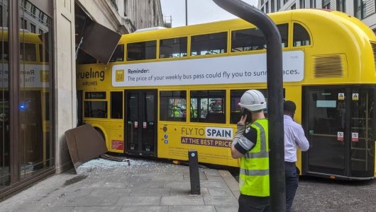 В центре Лондона автобус врезался в здание, есть пострадавшие 