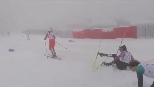 Массовый завал чуть не погубил лыжниц в Сочи во время гонки. Подробности страшного происшествия (ВИДЕО)