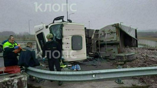 Утро оказалось не таким добрым: в Калининграде грузовик протаранил отбойник и перевернулся 