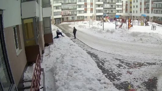 Глыба льда упала на игравшего  ребёнка в Екатеринбурге (видео) 
